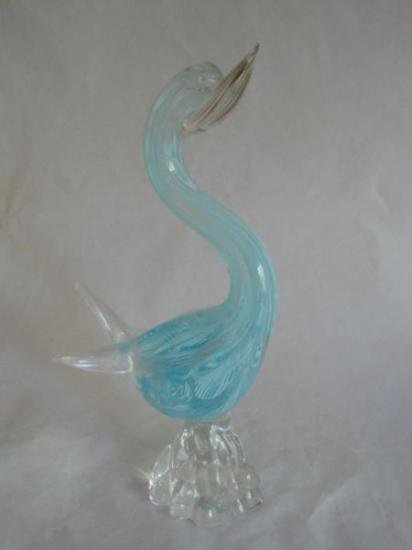 ４１９　吹きガラスのアヒル型ペーパーウェイト　～アクアブルーと白のラッティチーノ