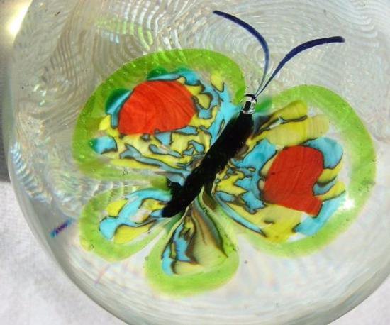 ４２２　ヴェネチアンガラスペーパーウェイト～白のラッティチーノと蝶模様