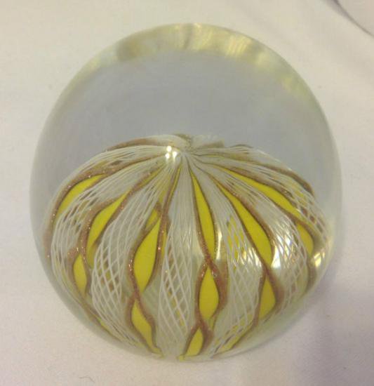 ４２７　ベネチアングラス　クリスタルガラスのペーパーウェイト　～ラッティチーノと黄色とゴールドのスワール模様