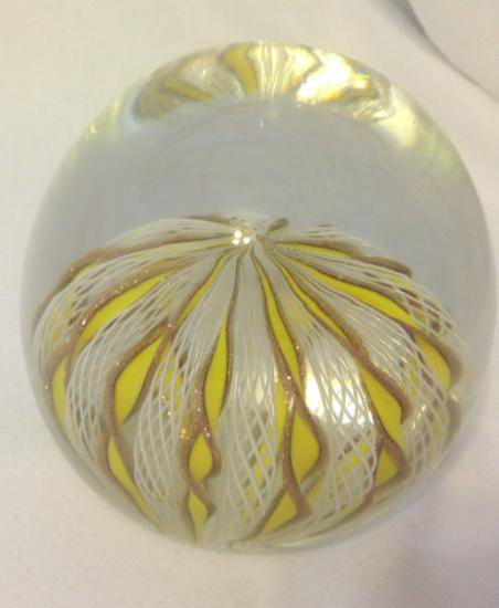 ４２７　ベネチアングラス　クリスタルガラスのペーパーウェイト　～ラッティチーノと黄色とゴールドのスワール模様