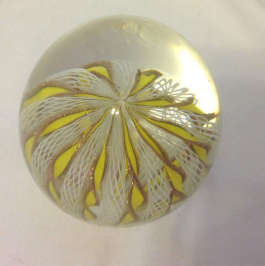 ４２７　ベネチアングラス　クリスタルガラスのペーパーウェイト　～ラッティチーノと黄色とゴールドのスワール模様