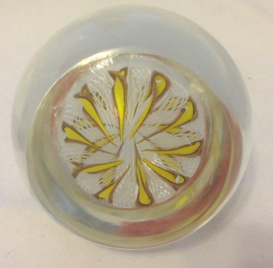 ４２７　ベネチアングラス　クリスタルガラスのペーパーウェイト　～ラッティチーノと黄色とゴールドのスワール模様