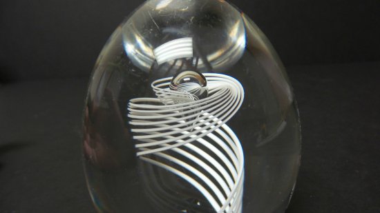 ４２８　スチューベンのガラスペーパーウェイト～スワール模様 サイン入り