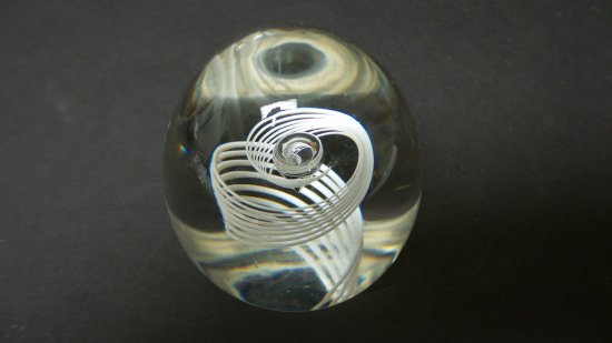 ４２８　スチューベンのガラスペーパーウェイト～スワール模様 サイン入り