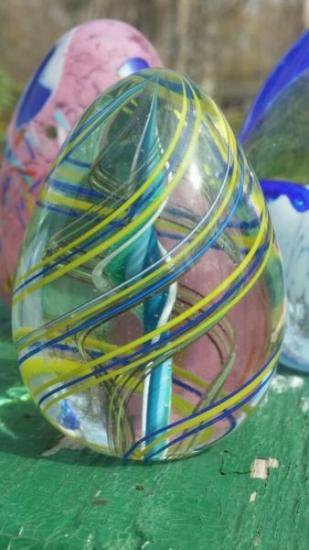 ４３９　中心部のスワールが印象的！チャタムグラスのエッグ型ペーパーウェイト　1988年製作