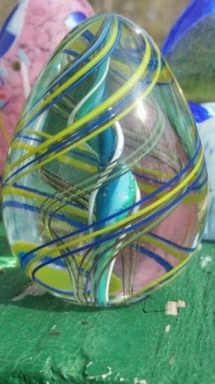 ４３９　中心部のスワールが印象的！チャタムグラスのエッグ型ペーパーウェイト　1988年製作