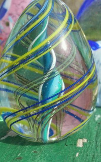 ４３９　中心部のスワールが印象的！チャタムグラスのエッグ型ペーパーウェイト　1988年製作