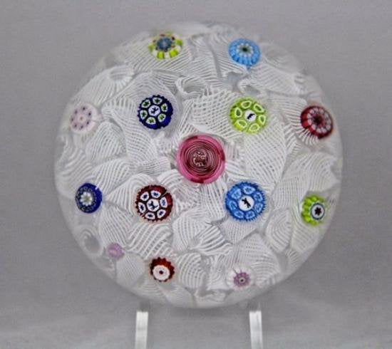 ４４１　中央にクリシースタイルのバラ　ベネチアングラス　ミッレフィオーリラッティチーノの美しいペーパーウェイト