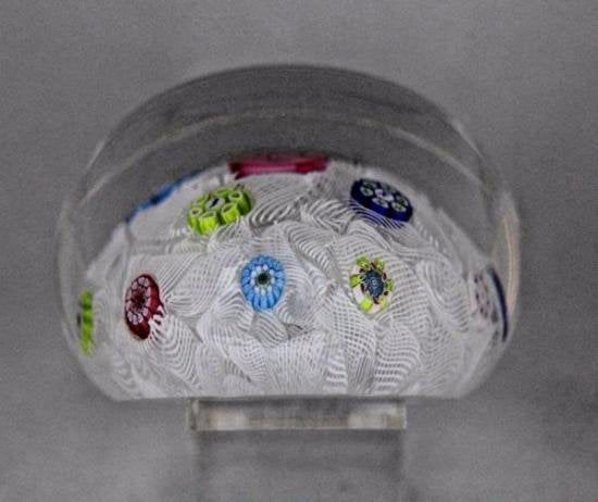 ４４１　中央にクリシースタイルのバラ　ベネチアングラス　ミッレフィオーリラッティチーノの美しいペーパーウェイト