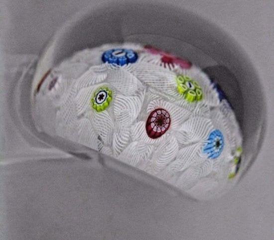 ４４１　中央にクリシースタイルのバラ　ベネチアングラス　ミッレフィオーリラッティチーノの美しいペーパーウェイト