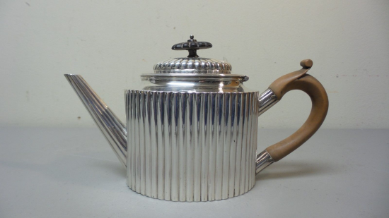 ０３５　シルバーポット アンティークな英国式スターリングシルバーのティーポット