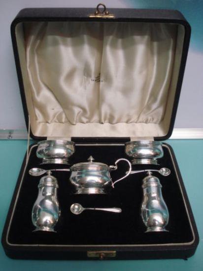 ０７４　シルバーポット ヴィクトリアンスタイル マスタードポットと調味料入れ小瓶とスプーンの箱入りセット スターリングシルバー