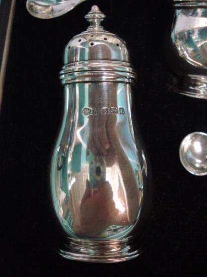 ０７４　シルバーポット ヴィクトリアンスタイル マスタードポットと調味料入れ小瓶とスプーンの箱入りセット スターリングシルバー