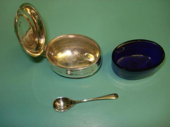 ０７４　シルバーポット ヴィクトリアンスタイル マスタードポットと調味料入れ小瓶とスプーンの箱入りセット スターリングシルバー