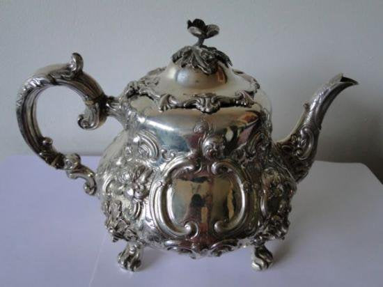 １０１　シルバーポット ヴィクトリア様式 スターリングシルバーのティーポット 1845年ロンドン製 ルイスタイル