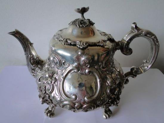 １０１　シルバーポット ヴィクトリア様式 スターリングシルバーのティーポット 1845年ロンドン製 ルイスタイル