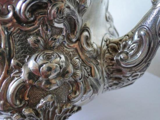 １０１　シルバーポット ヴィクトリア様式 スターリングシルバーのティーポット 1845年ロンドン製 ルイスタイル