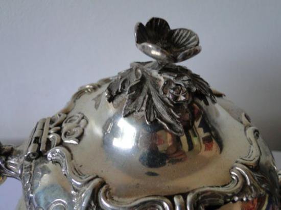 １０１　シルバーポット ヴィクトリア様式 スターリングシルバーのティーポット 1845年ロンドン製 ルイスタイル