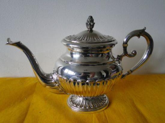 １１１　シルバーポット スターリングシルバーのティーポット アン女王 彫刻装飾 縦溝装飾 1920年製 イタリアの刻印有り