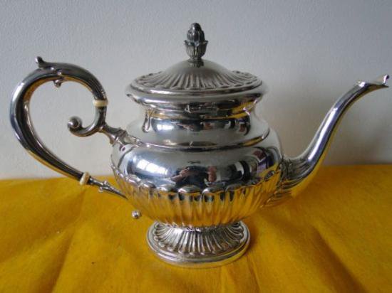 １１１　シルバーポット スターリングシルバーのティーポット アン女王 彫刻装飾 縦溝装飾 1920年製 イタリアの刻印有り