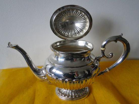 １１１　シルバーポット スターリングシルバーのティーポット アン女王 彫刻装飾 縦溝装飾 1920年製 イタリアの刻印有り