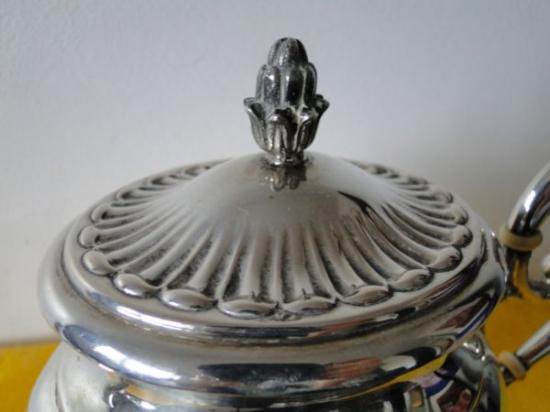 １１１　シルバーポット スターリングシルバーのティーポット アン女王 彫刻装飾 縦溝装飾 1920年製 イタリアの刻印有り
