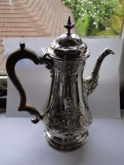 １１５　シルバーポット アンティーク品 スターリングシルバーのコーヒーポット 1763年ロンドン製 彫刻装飾