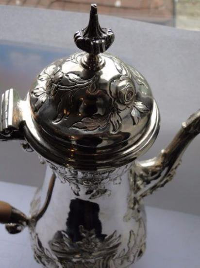 １１５　シルバーポット アンティーク品 スターリングシルバーのコーヒーポット 1763年ロンドン製 彫刻装飾