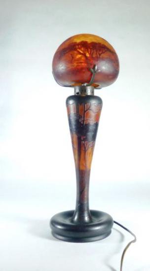 ドーム兄弟　海辺の風景が描かれているガラスランプ