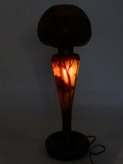 ドーム兄弟　海辺の風景が描かれているガラスランプ