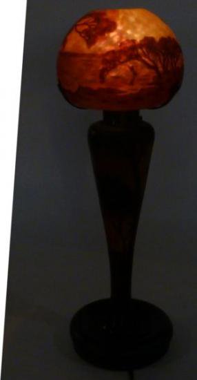 ドーム兄弟　海辺の風景が描かれているガラスランプ