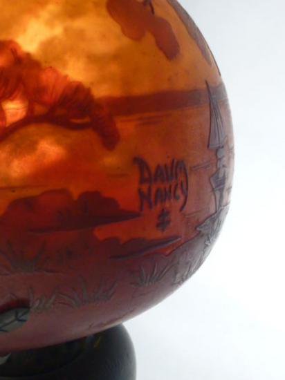 ドーム兄弟　海辺の風景が描かれているガラスランプ