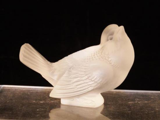 ２０７　ルネ　ラリック　「MOINEAU MOQUEUR（ツグミ）」　1930年　ガラス製ペーパーウェイト