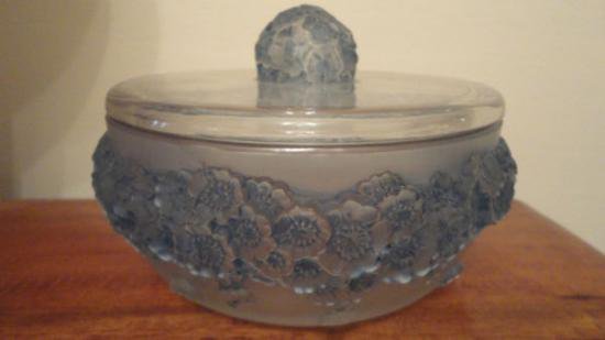 ２１６　ルネ　ラリック　「Primeveres（サクラソウ）」柄　鉢および蓋　青色ガラス