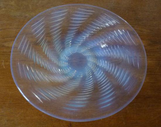 ２４５　クリスタルガラス製の杯　オパルセント　ルネ　ラリックのサイン入り　1920年頃