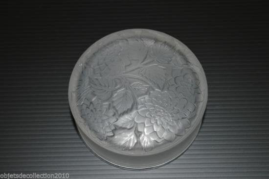 ２５２　希少な円形小箱「花束」　ルネ　ラリック　成型　不透明ガラス製