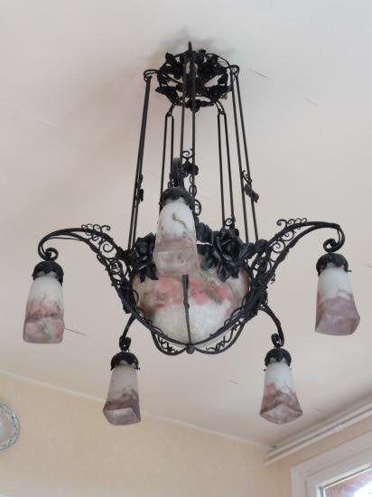 ミューラー兄弟　薄紫のシェードとバラの錬鉄の大きなシャンデリア