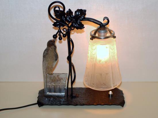 ０４８　アールデコ　鳥の装飾が付いたランプ