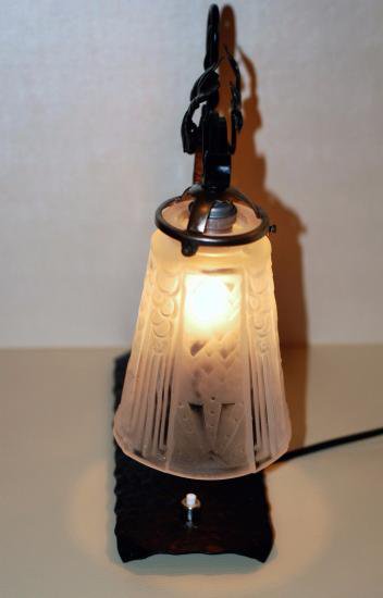 ０４８　アールデコ　鳥の装飾が付いたランプ