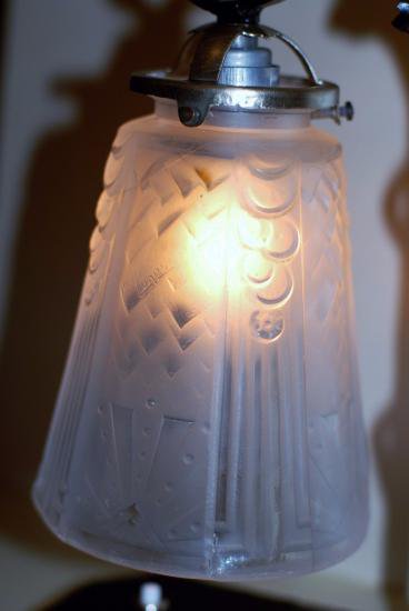 ０４８　アールデコ　鳥の装飾が付いたランプ