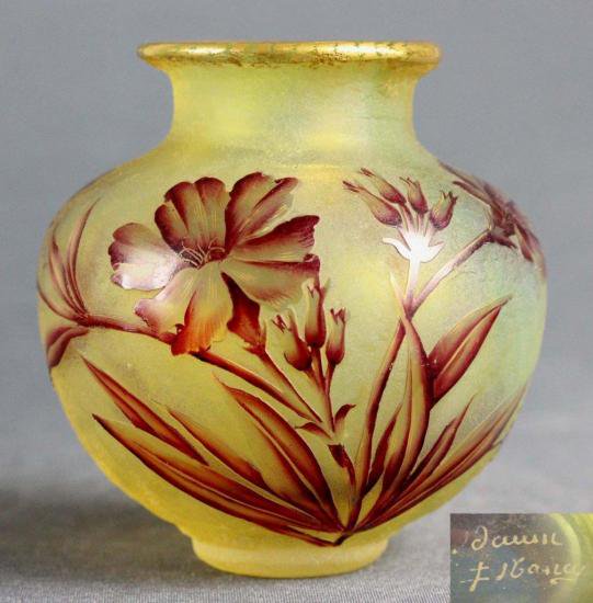 １０５　ドーム兄弟　花模様の花瓶　カメオガラス