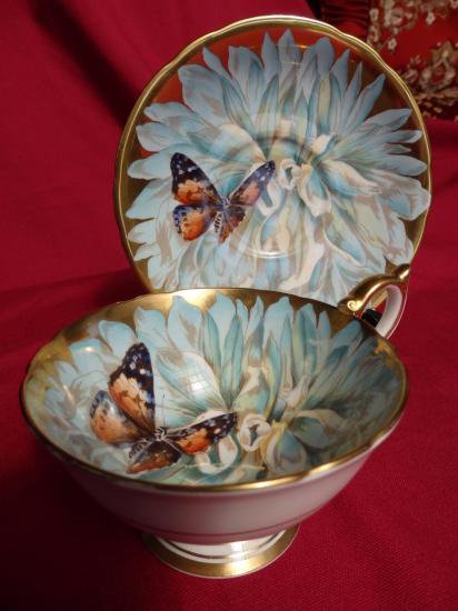 １５２　エインズレイ　蝶と菊のカップ＆ソーサー