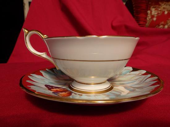 １５２　エインズレイ　蝶と菊のカップ＆ソーサー