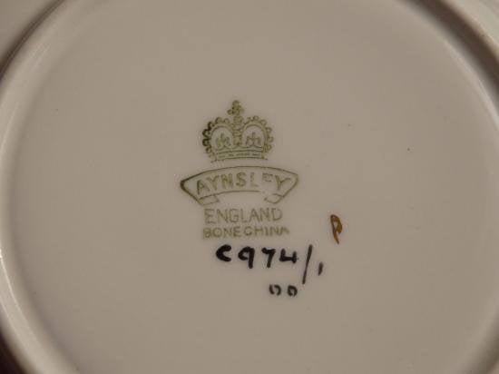 １５２　エインズレイ　蝶と菊のカップ＆ソーサー