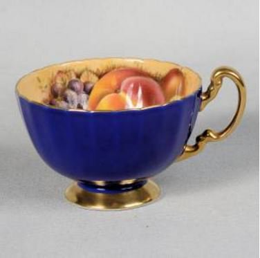１６１　エインズレイ　果物柄のティーカップ＆ソーサー　コバルトブルー