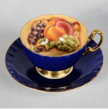 １６１　エインズレイ　果物柄のティーカップ＆ソーサー　コバルトブルー