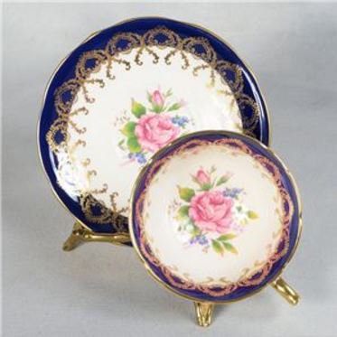 １６２　エインズレイ　薔薇のティーカップ＆ソーサー　白＆コバルトブルー