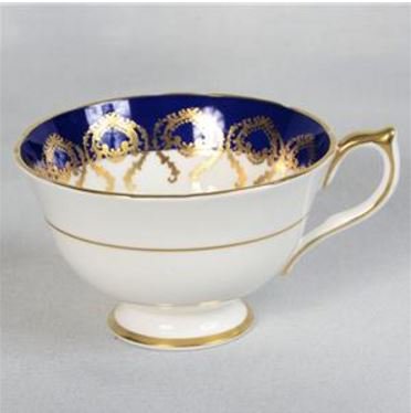 １６２　エインズレイ　薔薇のティーカップ＆ソーサー　白＆コバルトブルー