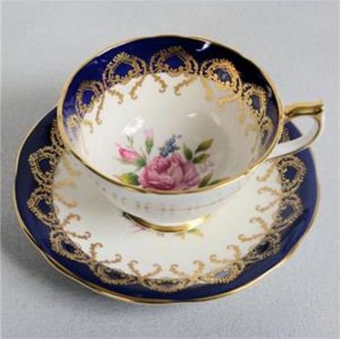 １６２　エインズレイ　薔薇のティーカップ＆ソーサー　白＆コバルトブルー