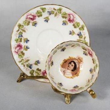 １７２　エインズレイ　ティーカップ＆ソーサー　エリザベス二世戴冠記念品